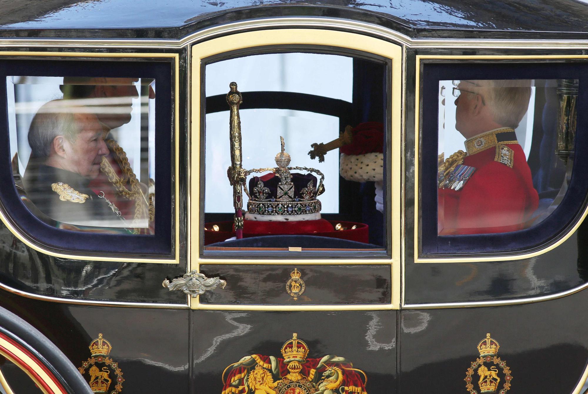 La corona imperial es llevada al palacio de Westminster para la apertura del Parlamento, el pasado 11 de octubre.