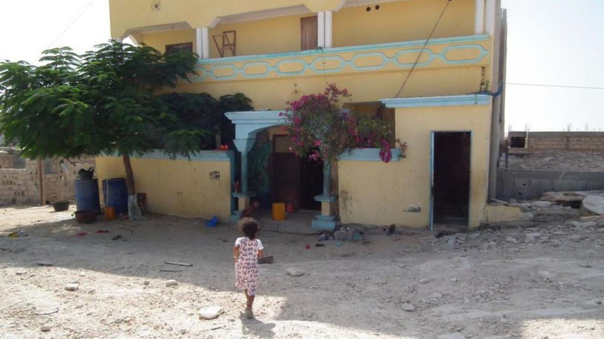 Orfanato de Mauritania; abajo, niños de Chernóbil. | INFANCIA DE NAD