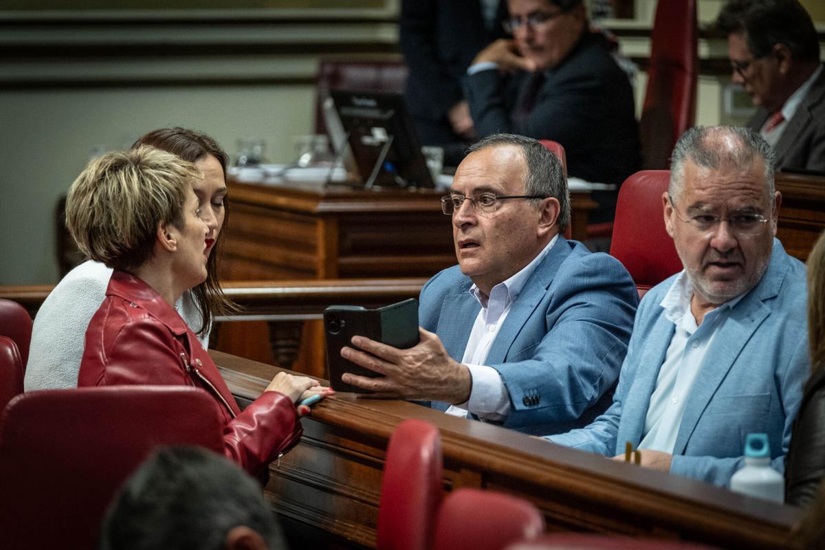 El presidente de Canarias, Fernando Clavijo Batlle, se reúne con los portavoces parlamentarios para valorar las medidas que puede impulsar el Gobierno de Canarias para hacer frente a las consecuencias que la guerra en Oriente Medio está generando en el Archipiélago; así como analizar las acciones aprobadas por el Gobierno de España y su incidencia en las islas