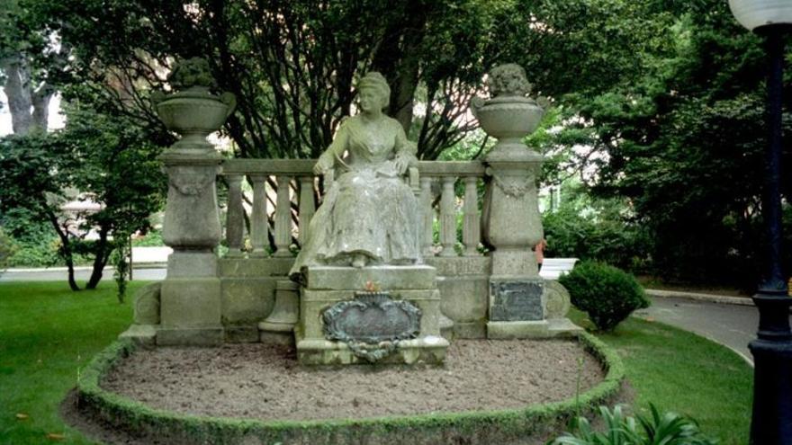 Monumento a Emilia Pardo Bazan, en La Coruña