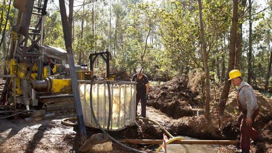 Trabajadores realizan prospecciones en la búsqueda de oro en Corcoesto. / m. c. s.