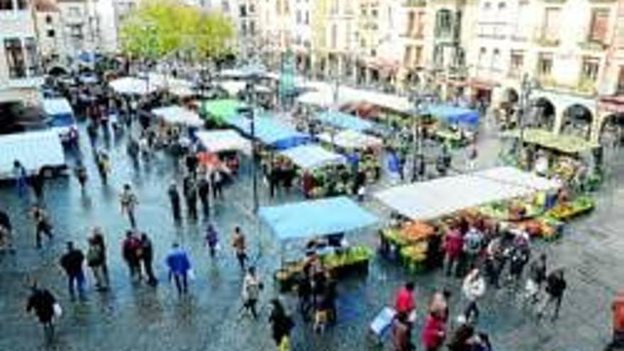 La lluvia no resta afluencia al mercadillo