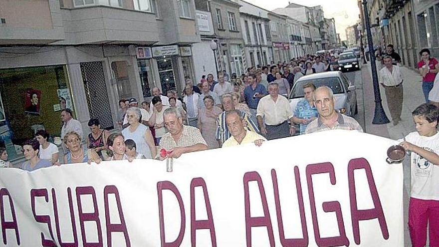 Una de las manifestaciones contra el precio abusivo del agua convocadas por Olaia en 2004.