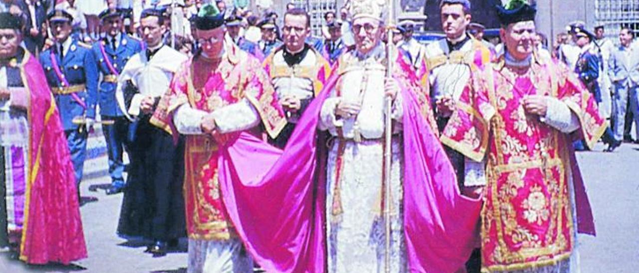 El obispo Pildain en el transcurso de una procesión. | | JUAN MELIÁN CABRERA