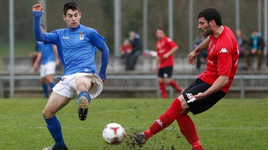 El jugador del Oviedo B Jandro trata de evitar un pase de un futbolista del Urraca, ayer, en El Requexón. | irma collín