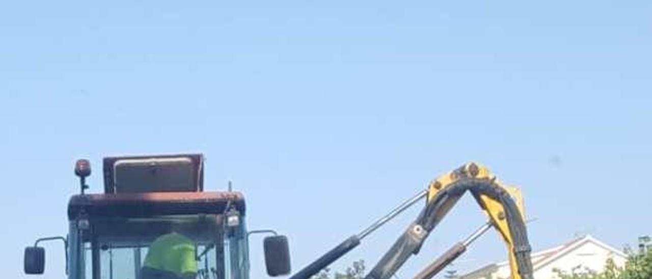 Un tractor desbrozando una pista en Cambados. // Cedida