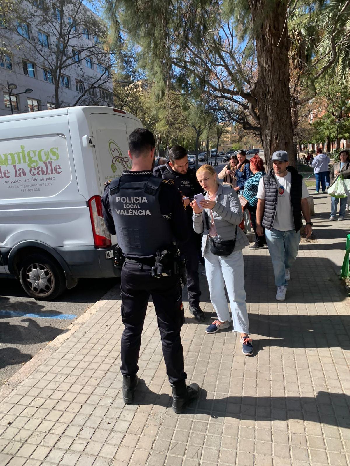 Actuación policial durante el reparto de Amigos de la Calle organizado para familias vulnerables