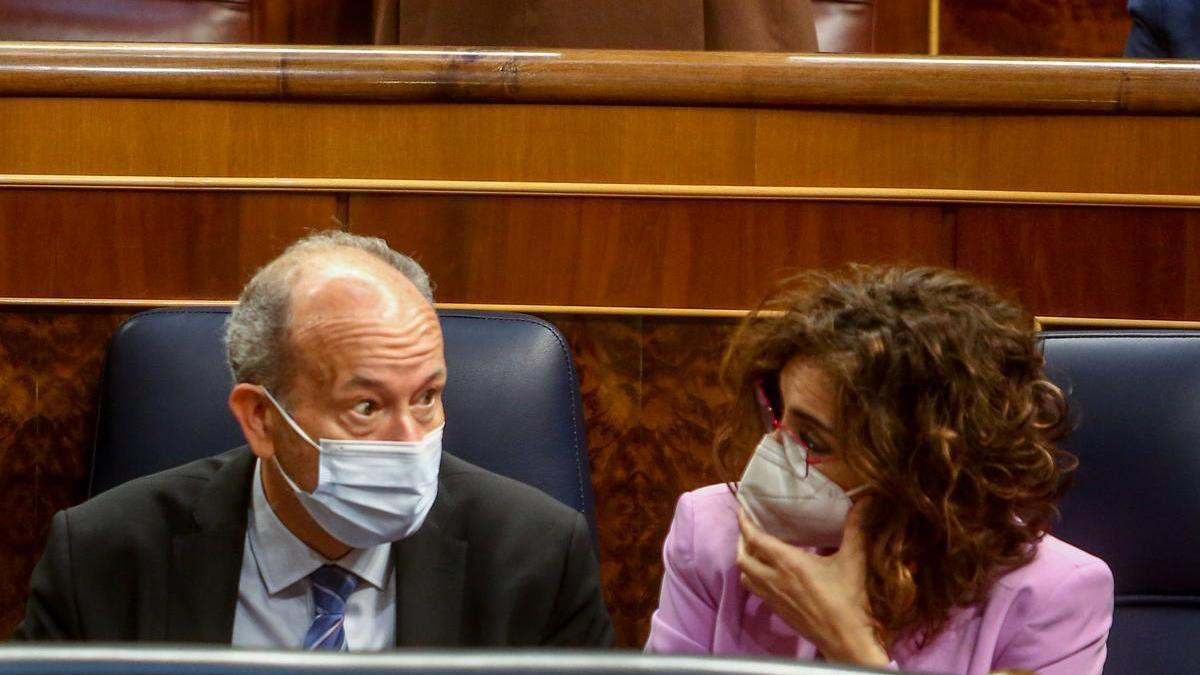 La ministra de Hacienda, María Jesús Montero, y el exministro Juan Carlos Campo, conversan en el Congreso de los Diputados.