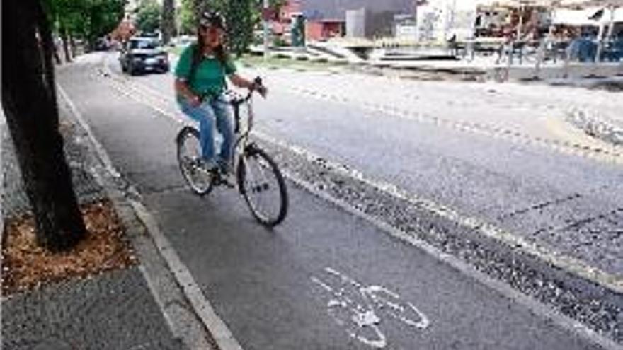 Reclamen que es millori la pintura dels carrils bici.