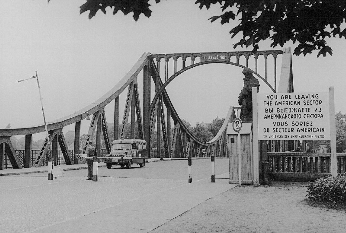 El puente Glienicker, conocido como el puente de los espías (british-berlin.com)