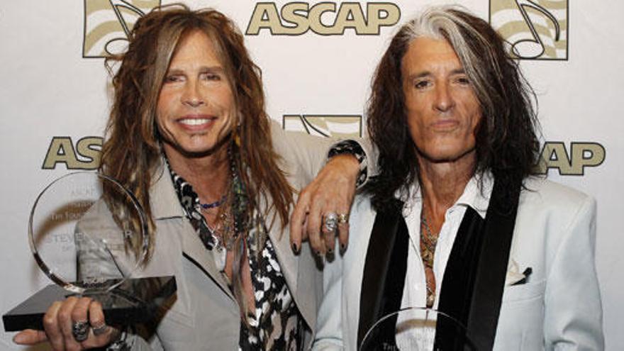 Joe Perry (d) junto a Steven Tyler (i).