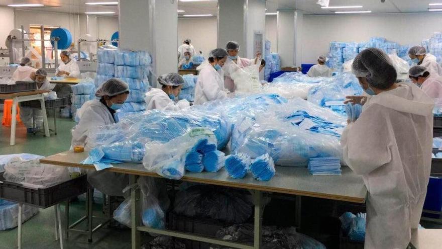 Trabajadores de Macron fabricando equipos de protección individual.