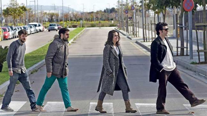Sergio Rigo, Pere Antoni Bestard, Ana Darder y Emili Sánchez-Rubio cruzan una calle en el barrio palmesano de Nou Llevant.