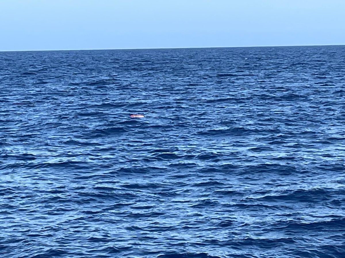 Una imagen del cuerpo flotando en el mar este domingo.