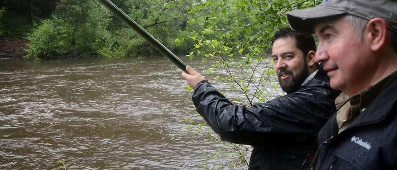 Julián Mármol, ayer en el coto del río Lérez intentando capturar el &quot;campanu&quot;. // Rafa Vázquez