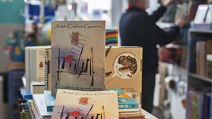 Dos ejemplares del nuevo libro del benaventano José Carlos Guerra.| J. A. G.