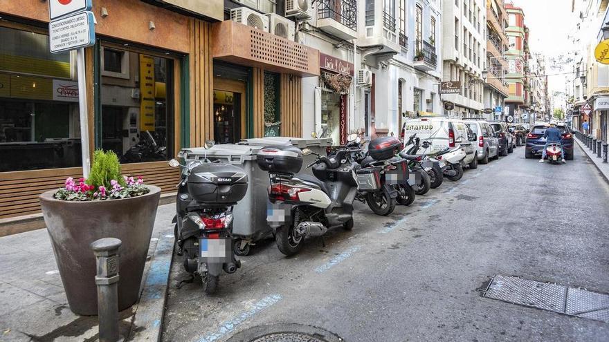 El Ayuntamiento de Alicante triplica en un año las multas a motos por aparcar en zona azul