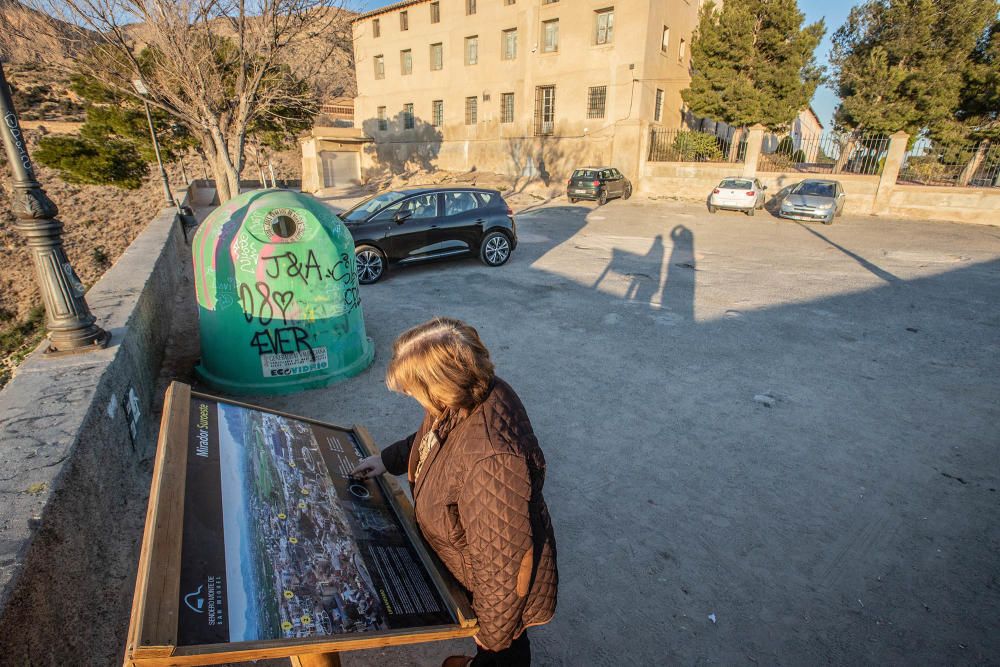 El proyecto contempla la limpieza de la explanada, la ubicación de jardineras, un banco rústico con grada, vegetación autóctona con riego por goteo y un vallado de seguridad sobre el actual murete per