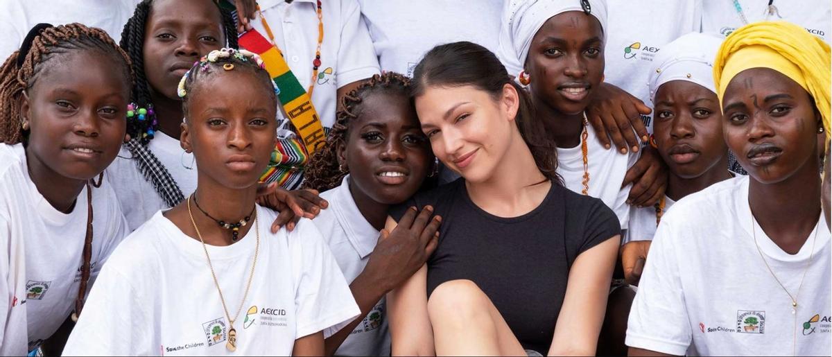 Úrsula Corberó, embajadora global de Save the Children, junto a niñas forzadas a casarse, en Senegal.
