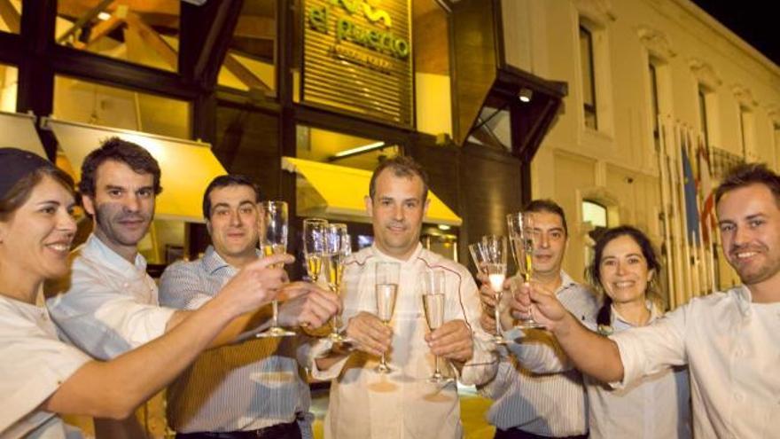 Gonzalo Pañeda, en el centro, y Antonio Pérez, a su derecha, ayer, brindando por la estrella Michelin con sus trabajadores.