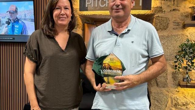 Juan Carlos Guerra recibe el trofeo de manos de Isabel Cañas. | CONGALSA