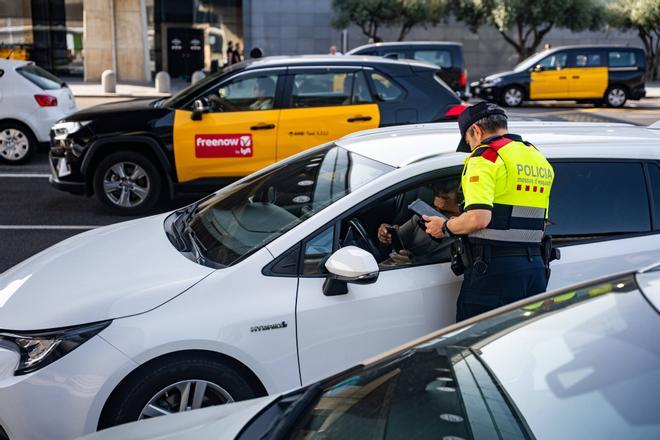 Detienen a tres sospechosos de preparar robos con fuerza en casas de Martorell