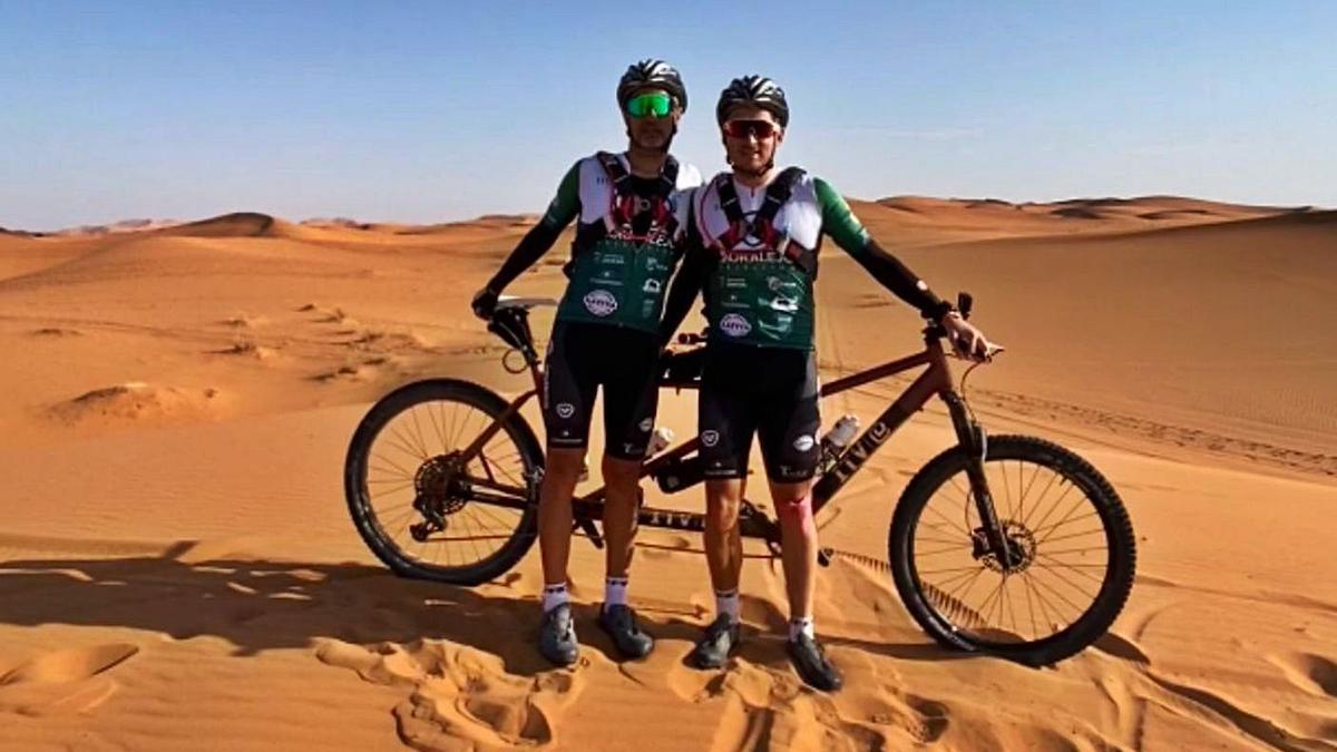 Morán y Vaquero entre las dunas del desierto del Sáhara. | Cedida a Ch. S.