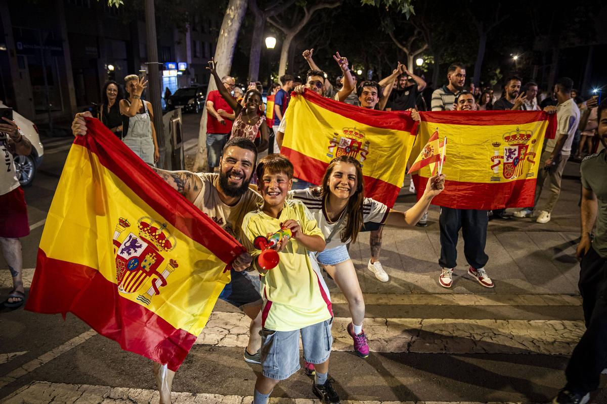 Les millors imatges de la celebració a Manresa del triomf de la Roja al Mundial