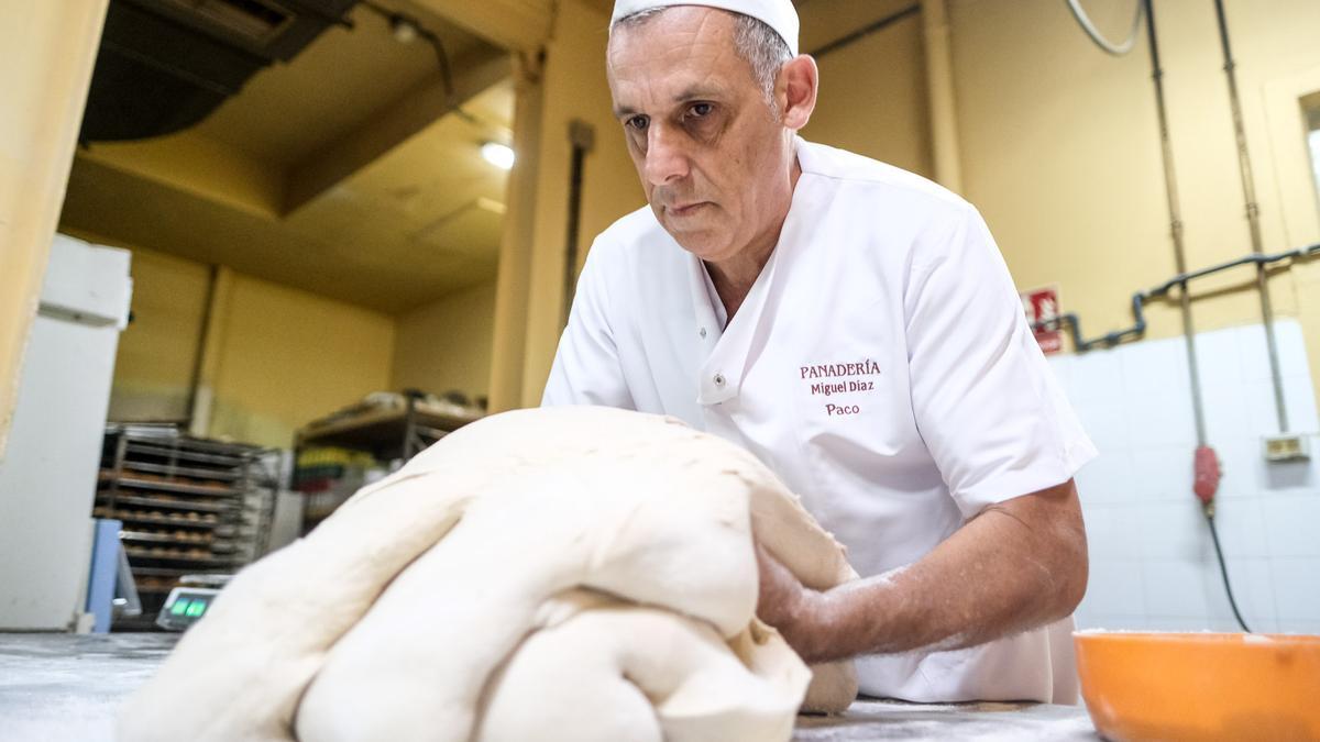 Paco Torres, panadero en el local desde hace 39 años, preparando una de las masas.