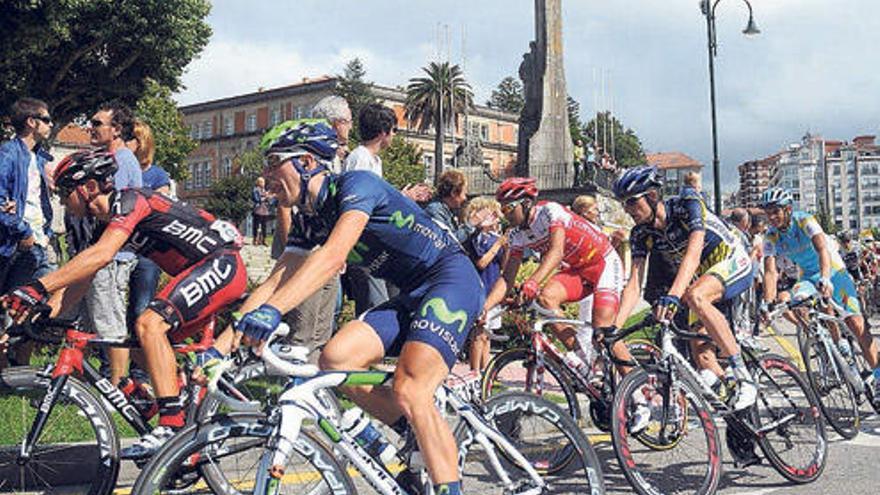 Un instante del paso del pelotón por Reina Victoria durante la etapa con fin en Pontevedra de la última edición de la Vuelta.  // Rafa Vázquez