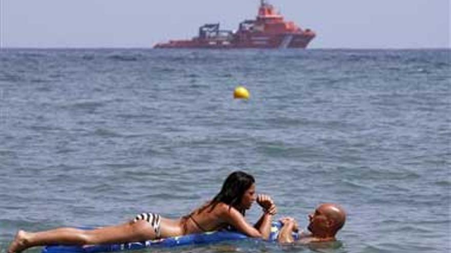 Los turistas se bañan en Ibiza pese a la clausura de las playas