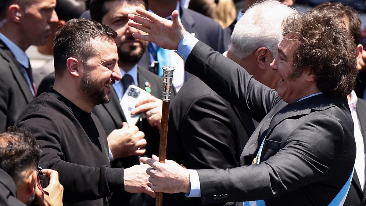 Volodimir Zelenski y Javier Milei se saludan durante la investidura del argentino como presidente de su país.
