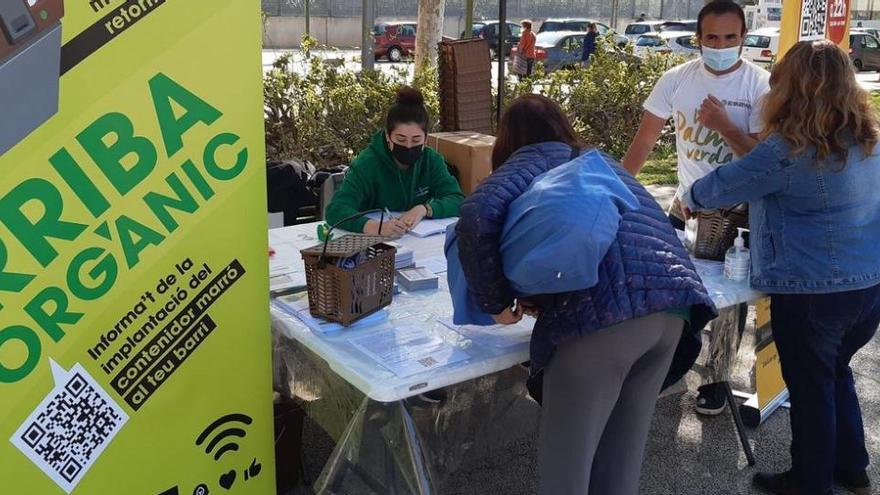 Wie hier an einem Info-Stand an der Plaça Santa Pagesa wird über die neue Biotonne informiert.