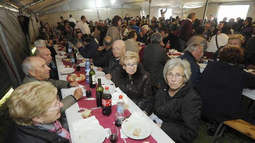 Multitud de personas acudieron a la comida realizada en Lamela. // Bernabé/Luismy