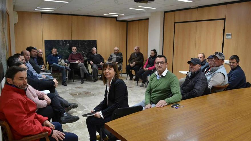 La alcaldesa de Manacor, Catalina Riera, entre los caballistas y aficionados al trote con los que se ha reunido hoy en la sede del Ajuntament.