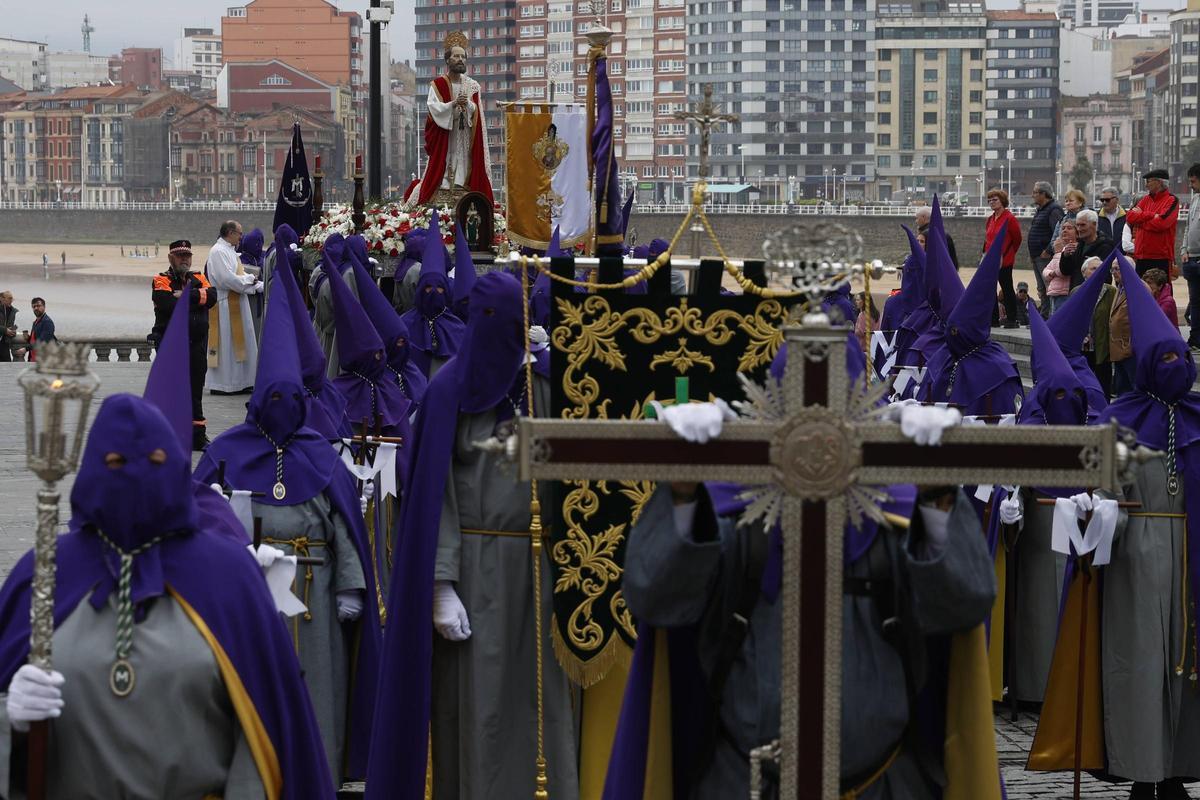 La procesión del Encuentro de Resurrección en Gijón, en imágenes