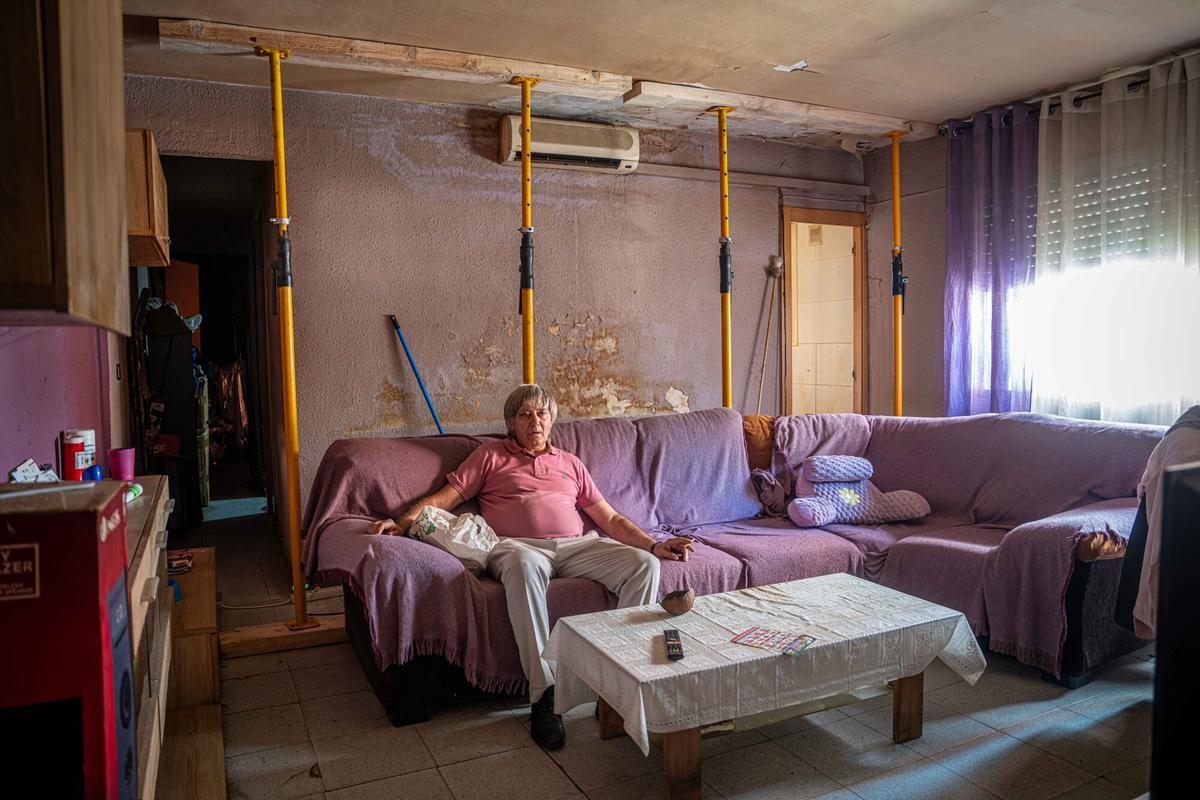 Familias desalojadas de un bloque afectado por aluminosis en el barrio del Besòs durante el reportaje de El Periódico, tras verse obligadas a abandonar sus viviendas por el riesgo estructural del edificio. El reportaje recoge también el testimonio de vecinos de las dos escaleras afectadas. A 29 de julio de 2026. Sociedad. AUTOR: MANU MITRU