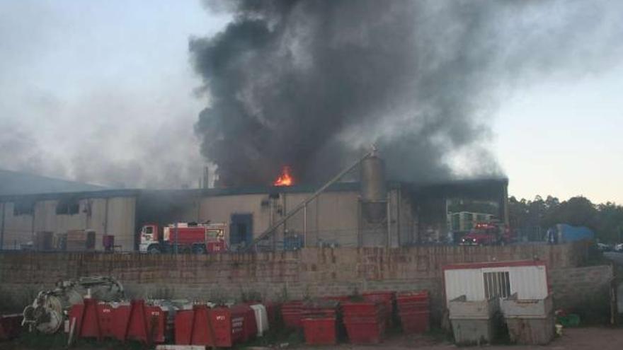 Incendio, ayer, en la nave de la conservera. / carmen jiménez