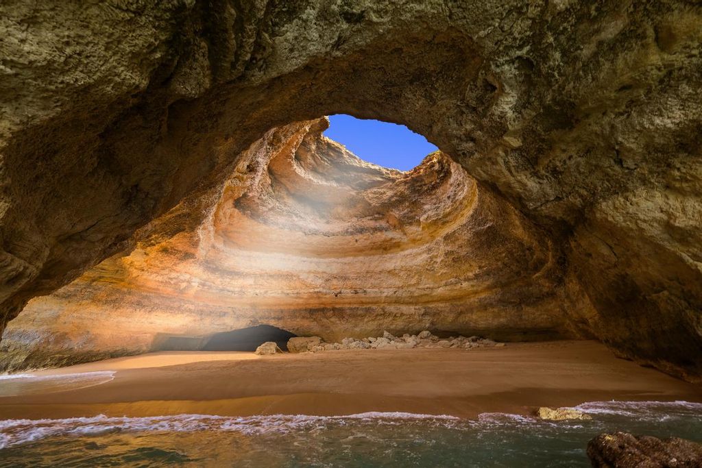 Una abertura en la parte superior permite la entrada de luz creando una imagen idílica