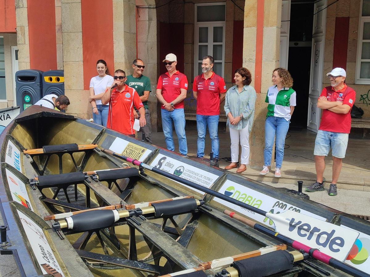 Las autoridades en un momento de la presentación realizada en la Praza do Concello de Bueu.