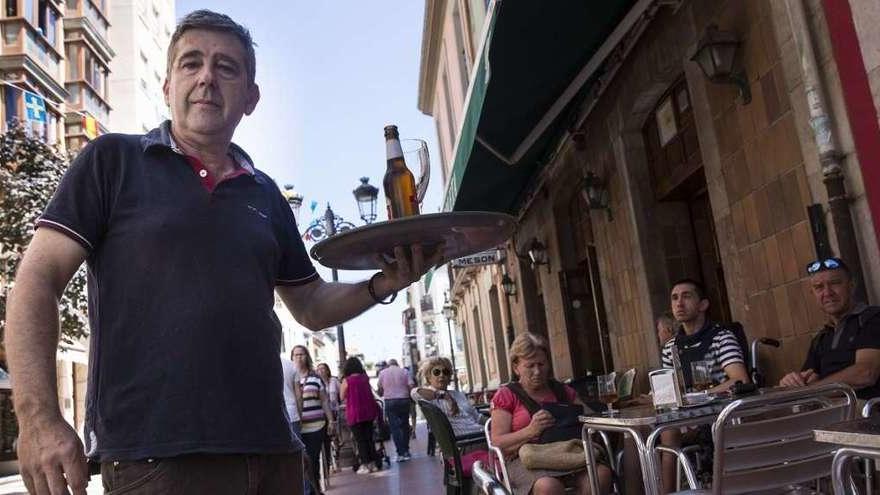 Julio Gutiérrez, en su cafetería de Ribadesella.