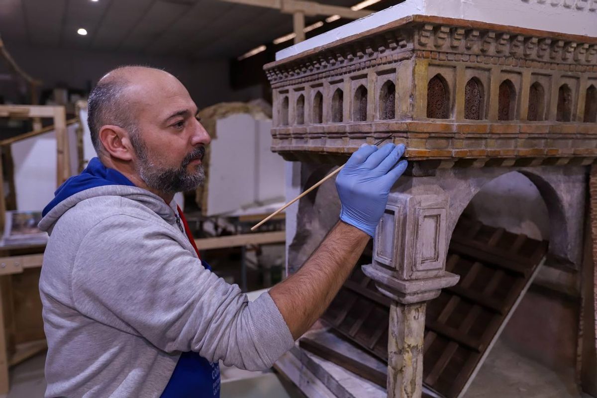 El presidente de la asociación, José Manuel Moreno, con un detalle de un belén.