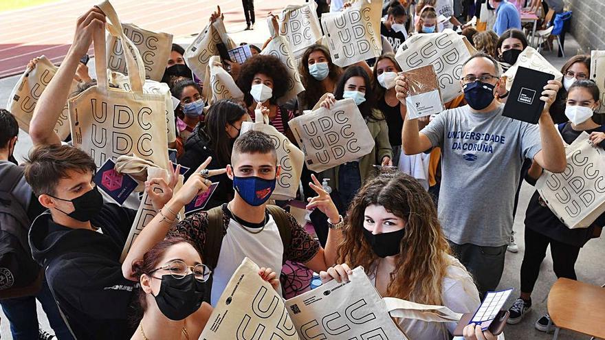 Alumnos de la Universidade da Coruña, en la jornada de bienvenida, ayer.  | // VÍCTOR ECHAVE