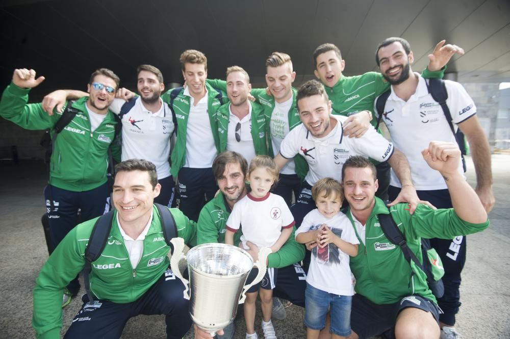 Los jugadores del Liceo regresan a casa tras conquistar la Supercopa de España