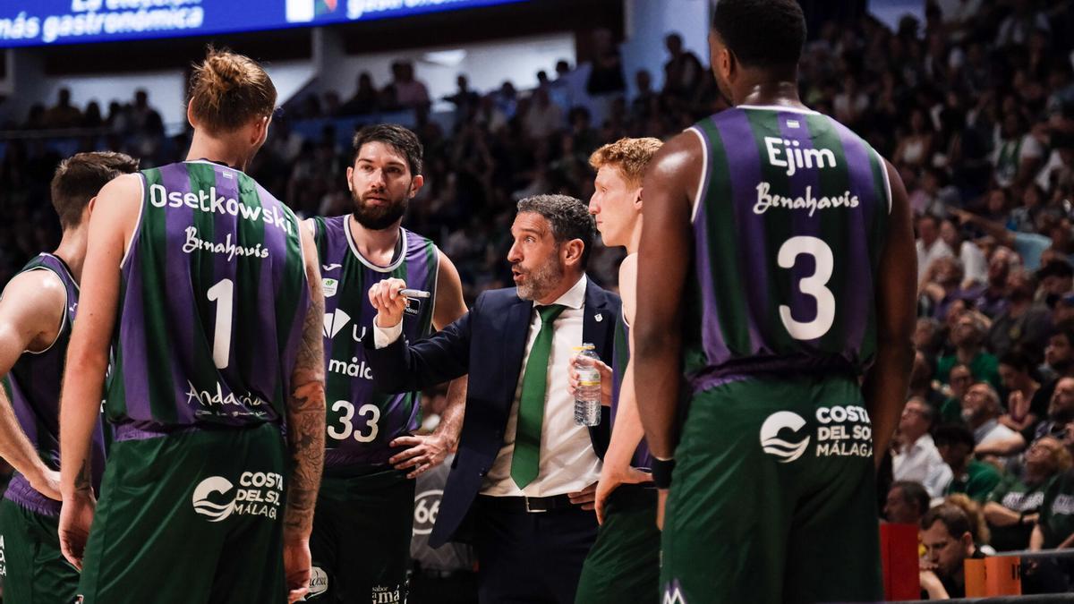 Ibon Navarro se reúne con sus jugadores para dar instrucciones.