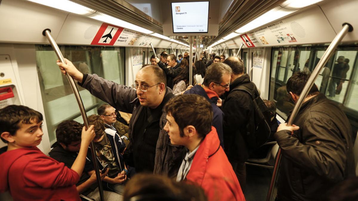 Usuarios de la línea 9 del metro el día de la inauguración, el pasado 12 de febrero.