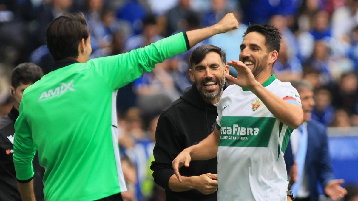 Bigas, felicitado por Sarabia y Redondo tras marcar su golazo al Oviedo