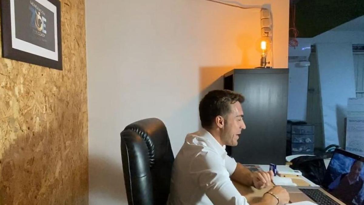Daniel Paterna en una charla telemática con Leonardo Cositorto desde su despacho en Zoe