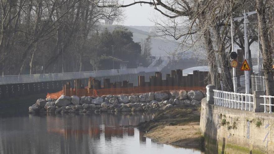 El peligro para las viviendas del área de Hermanos Castro por la inestablidad del terreno obliga a modificar la obra del pozo de tormentas