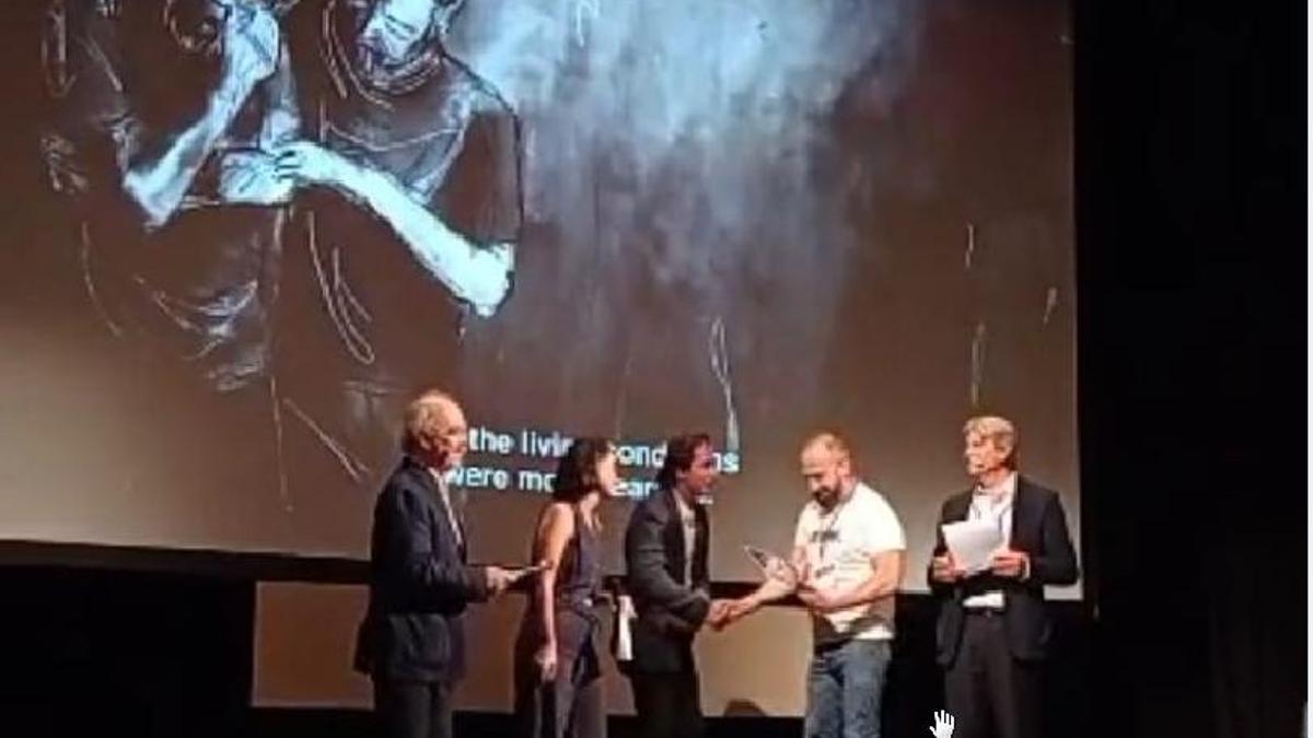 Marc Maginedas recibe el premio a Regureso a Raqqa en el festival Vision dal Mondo de Milán